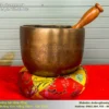 Chuông Đồng Tụng Kinh — pháp khí hình bát lật ngửa, đúc thủ công Lộng Thượng bằng đồng đỏ nguyên chất. Thanh âm trong vang, hỗ trợ tụng niệm, thiền định, tĩnh tâm. Chuông gia trì cho chùa, nhà thờ họ, ban thờ gia đình.