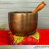 Chuông Đồng Tụng Kinh — pháp khí hình bát lật ngửa, đúc thủ công Lộng Thượng bằng đồng đỏ nguyên chất. Thanh âm trong vang, hỗ trợ tụng niệm, thiền định, tĩnh tâm. Chuông gia trì cho chùa, nhà thờ họ, ban thờ gia đình.